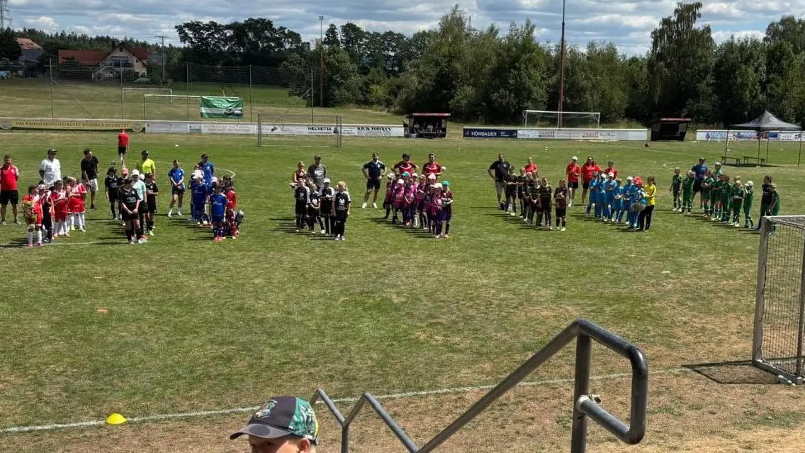 Andreas Schärtl begrüßt die Teilnehmenden U 11 Mädchen Mannschaften.  (Bild: Konrad Nickl)