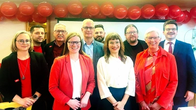 Die Hauptpersonen und Referenten auf unserem Gruppenfoto beim Dreifachjubiläum (von links): Lena Rusch, Arijan Selimi (beide stellvertretende Vorsitzende des OV), Rudolf Teichmann (Gemeinderat, Fraktionssprecher), Nicole Bäumler (MdL), Uwe Kirschstein (stellv. Generalsekretär und OB von Forchheim), Sebastian Giering (Bürgermeister Neustadt/Waldnaab und st. Kreisvorsitzender der SPD), Monika Waldeck, Ralf Teichmann (beide Vorsitzende des OV), Elke Waldeck (Gemeinderätin) und Simon Grajer (Vorsitzender des SPD-Unterbezirks) (Bild: Lena Rusch)