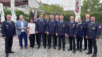 „Stecknadelregen“ für verdiente Feuerwehrmänner der Gemeinde Poppenricht. Es gratulierten Landrat Richard Reisinger, 2. Bürgermeisterin Claudia Kammerl und die Feuerwehr-Führungskräfte um Kreisbrandrat Christof Strobl. (Foto: Martina Beierl)