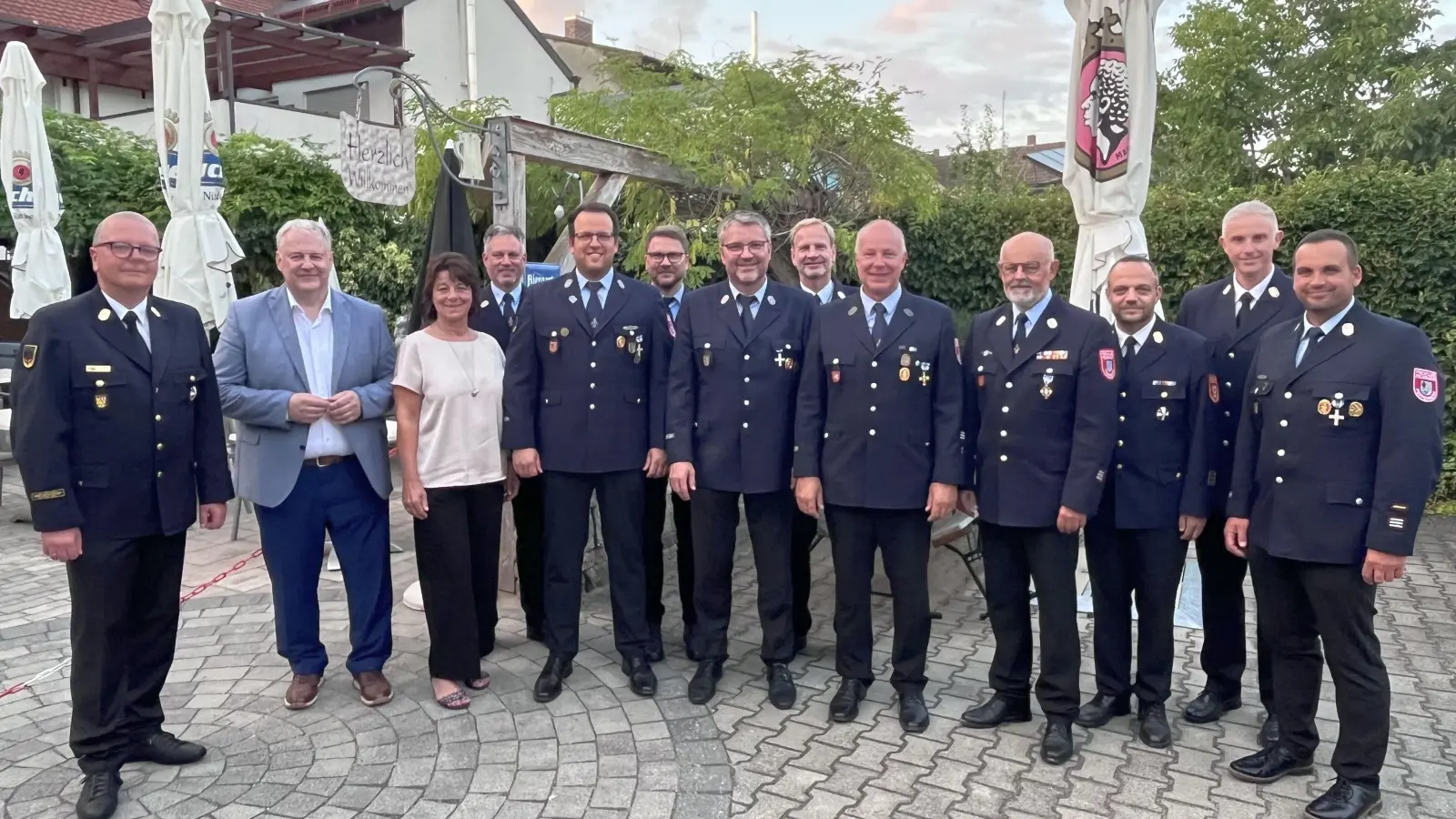 „Stecknadelregen“ für verdiente Feuerwehrmänner der Gemeinde Poppenricht. Es gratulierten Landrat Richard Reisinger, 2. Bürgermeisterin Claudia Kammerl und die Feuerwehr-Führungskräfte um Kreisbrandrat Christof Strobl. (Foto: Martina Beierl)