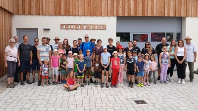 Treffpunkt am neuen Adlholzer Feuerwehr-Gemeinschaftshaus. Alle freuten sich auf die gemeinsame Waldwanderung mit Jagdpächter Hans-Jürgen Graf. (Bild: Markus Rauscher)