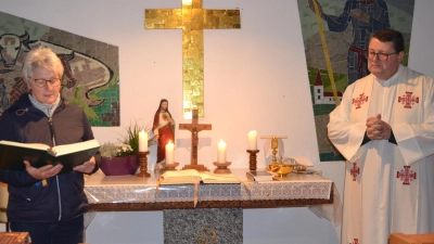 Pfarrer Udo Klösel feierte mit den Gläubigen den Gottesdienst zum Patrozinium St. Wendelin in der Ortschaft Niederland bei Moosbach. Die Lesung trug Elisabeth Völkl vor.  (Bild: Peter Garreiss)