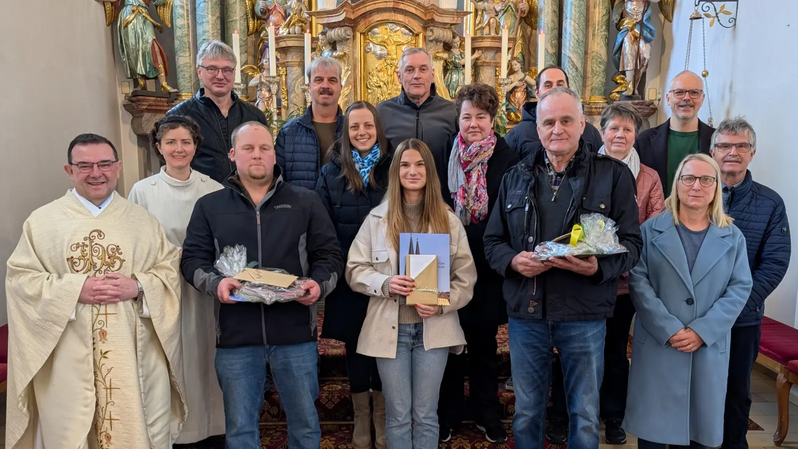 Gruppenfoto des Pfarrgemeinderates mit den ausscheidenden Mitgliedern. (Bild: Maria Wagner)