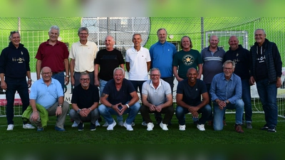 Ehemalige Spieler der SpVgg SV Weiden, die vorrangig in den achtziger Jahren am Wasserwerk kickten, trafen sich zu einem Wiedersehen: (stehend von links) SpVgg-SV-Vorstandsmitglied Rainer Lindner, Peter Meßmann, Hans Dotzler, Harald Luft, Bernhard Solter, Hans Pausch, Manfred Walz, Josef Zellner. Vorsitzender Michael Kurz, 2. Vorsitzender Kurt Seggewiß; (hockend von links) Wolfgang Bergmann, Siegi Gleißner, Heinz Schneider, Horst Meierhöfer, Stefan Fink, Erich Dippl. (Bild: Dagmar Nachtigall )