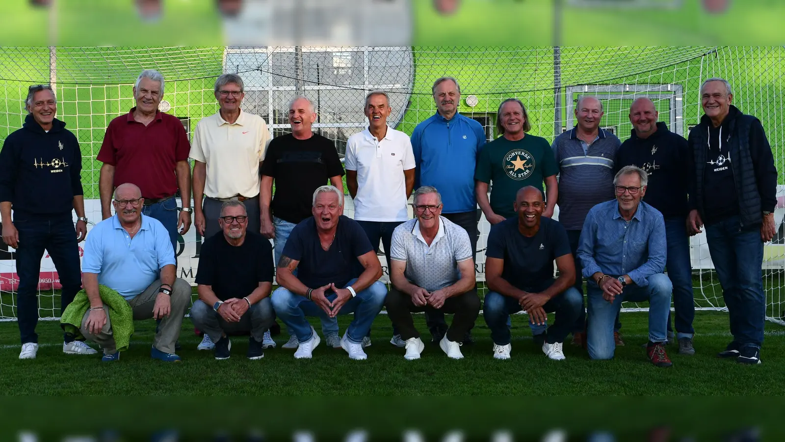 Ehemalige Spieler der SpVgg SV Weiden, die vorrangig in den achtziger Jahren am Wasserwerk kickten, trafen sich zu einem Wiedersehen: (stehend von links) SpVgg-SV-Vorstandsmitglied Rainer Lindner, Peter Meßmann, Hans Dotzler, Harald Luft, Bernhard Solter, Hans Pausch, Manfred Walz, Josef Zellner. Vorsitzender Michael Kurz, 2. Vorsitzender Kurt Seggewiß; (hockend von links) Wolfgang Bergmann, Siegi Gleißner, Heinz Schneider, Horst Meierhöfer, Stefan Fink, Erich Dippl. (Bild: Dagmar Nachtigall )