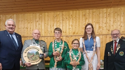 Von links: Bürgermeister Johann Burger, Vorsitzender und neuer Schützenkönig Helmut Kipferl, Jugendkönig Elias Werner, Lichtgewehrkönigin Hannah Wettinger, Vorjahreskönigin Christine Gradl und Bruno Salomon (Bild: Sebastian Putzer)