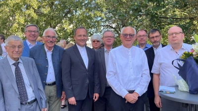 Zahlreiche Geistliche, darunter Festprediger Monsignore Thomas Pinzer (Zweiter von rechts) und Domkapitular Martin Priller (links neben dem Jubilar) feierten mit Prälat Johann Neumüller (vorne, Zweiter von rechts) dessen 50. Priesterjubiläum. (Bild: Viola Reichl   )