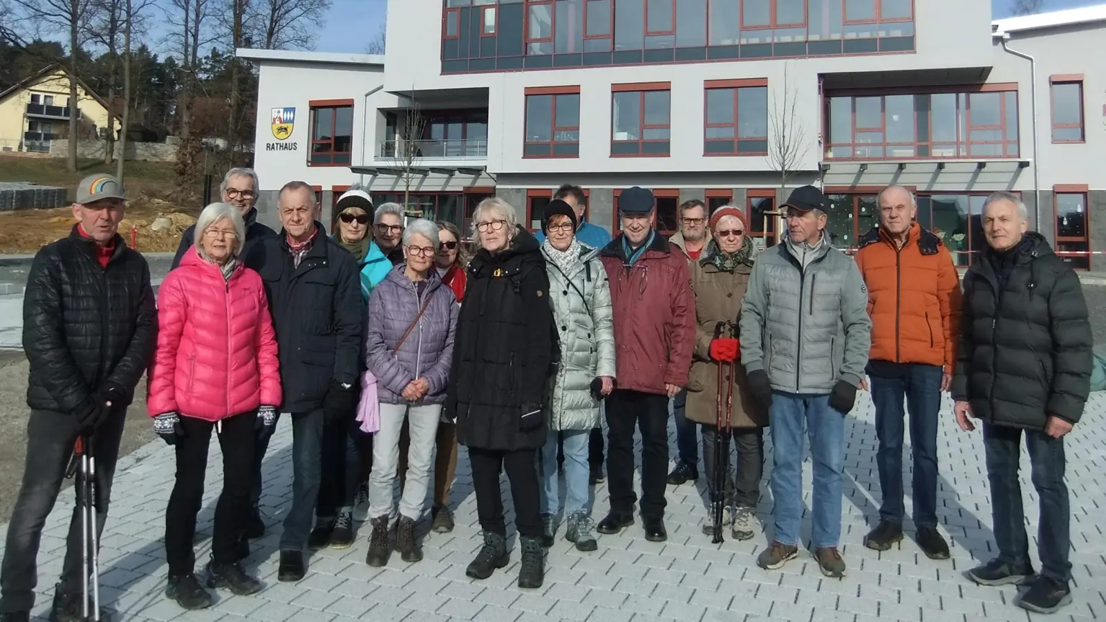 Auch die Gemeinde Ebermannsdorf gehört beispielsweise der Achtergemeinschaft Naturpark Hirschwald, Seniorenmosaik an, wo jeder ältere Mitbürger auf Wunsch kostenlos und individuell beraten wird und vieles andere mehr. Im Bild zu sehen Ebermannsdorfer Senioren und ihr neues Rathaus der Neuen Mitte im Hintergrund, samt Kindergarten, auf das sie auch sehr stolz sind. (Bild: Michael Götz)