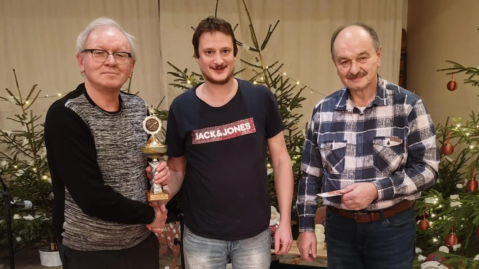 Pokalspender Franz Berger (v.l.) überreichte dem Vereinsmeister Matthias Riedl im Beisein von Vorsitzenden Josef Kleber (v.l.) den Siegerpokal.<br> (Bild: Alex Frischmann)