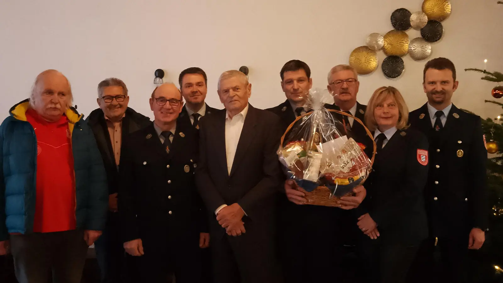 Josef Hartung vom TSV Pleystein (2. v. li.) und Josef Völkl von der Freiwilligen Feuerwehr Vöslesrieth (3. v. li.) überbrachten Max Krug (5. v. li.) die herzlichsten Glückwünsche zum 90. Geburtstag. Vom TSV Pleystein gratulierte zusätzlich Michael Piehler (1. v. li.) und von der FFW Vöslesrieth gratulierten Christian Lohr (4. v. li.), Gerald Stahl, Hans Voit, Sieglinde Soukup und Johannes Baier (6. bis 8. von links) dem Jubilar. (Bild: Josef Völkl)