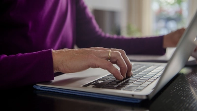 Veränderungen können der Arbeitsagentur nun auch online mitgeteilt werden. (Symbolbild: Finn Winkler/dpa)