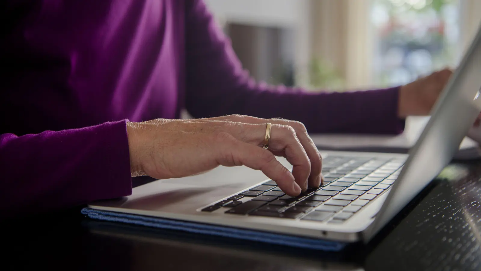 Veränderungen können der Arbeitsagentur nun auch online mitgeteilt werden. (Symbolbild: Finn Winkler/dpa)