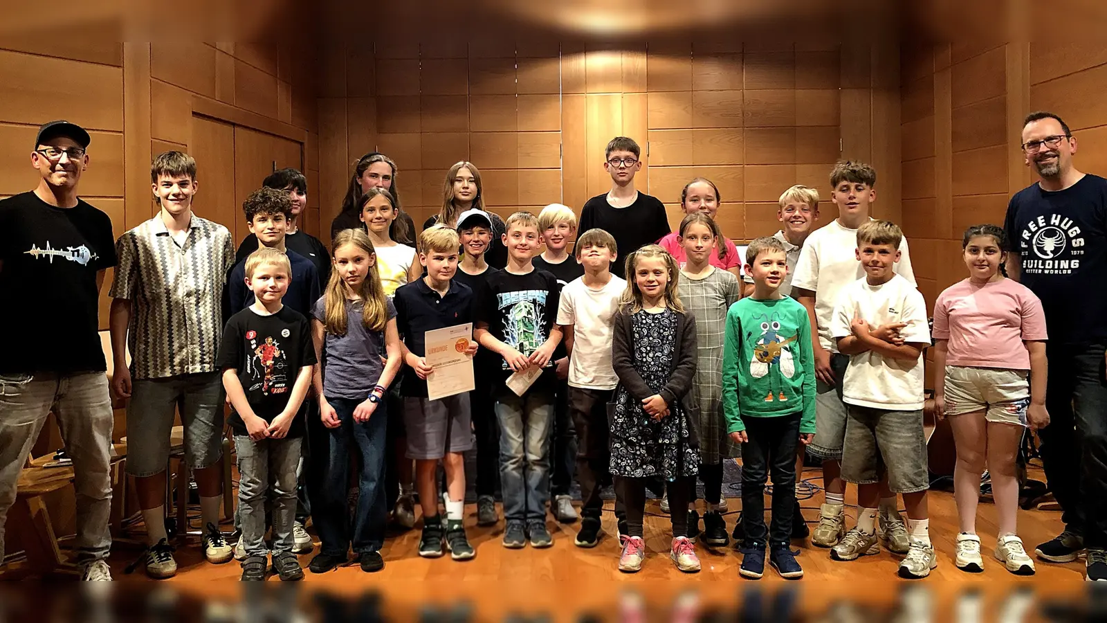 Vor voll besetztem Auditorium präsentierten die Schülerinnen und Schüler von Dirk Fischer (Schlagzeug) und Andreas Wildenauer (Gitarre) ihr Können und begeisterten das Publikum mit einem abwechslungsreichen Konzertabend. (Bild: Sonja Wildenauer)