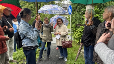 Herzliche Begrüßung der zahlreichen Ehrenamtlichen, trotz Regen. (Bild: Janka Hannemann-Mathes)
