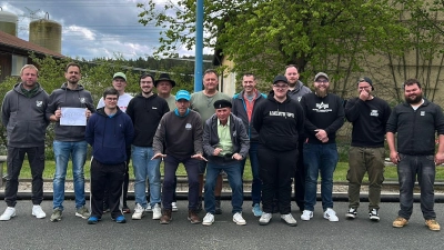 Von links Vorstand Jörg Bauer, Team „Stockakrobaten”, Team „Schmidmoa”, Bürgermeister Andreas Malzer, Spielleiter Sebastian Härtl, Team „Dartshooters Konnersreuth” (Bild: Sophia Rosner)