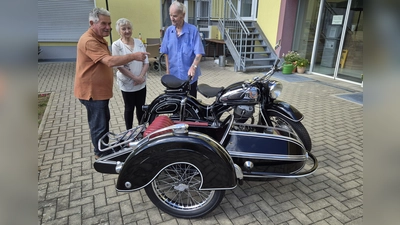v. li. n. rechts. Herr Ahl und das Ehepaar Trost fachsimpeln über das Schmuckstück NSU Max Bj. 1954 (Bild: Forster Monika)