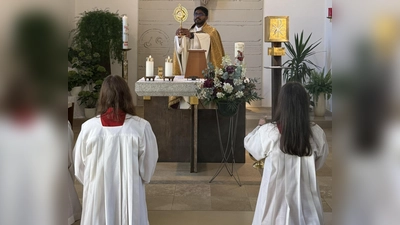 Pfarrer Jithin spendete den eucharistischen Segen mit der Monstranz (Bild: Christian Stangl)