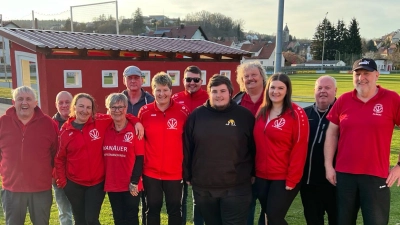 Die Mitglieder der Sparte Eisstock feierten den Saisonauftakt mit ihrer obligatorischen Vereinsmeisterschaft. (Bild: Lena Eimer)