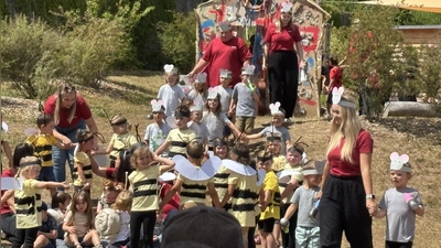 Die Kinder bei ihrer Aufführung  (Bild: Franziska Trubiano)