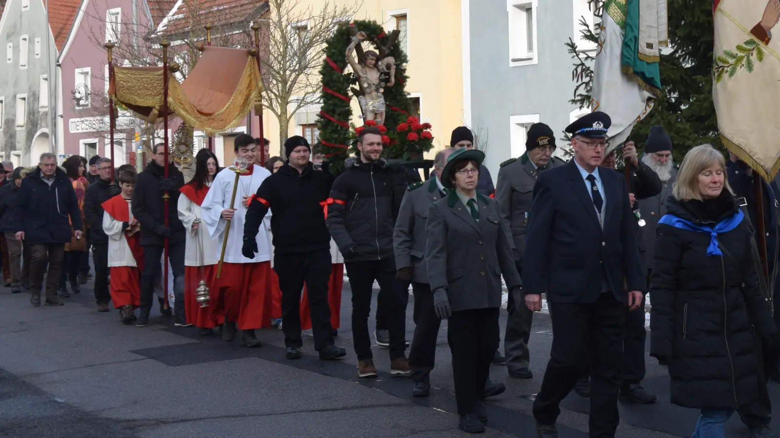 Ein besonderer Tag ist für die Mitglieder der KSK- Tell und Burgschützen die Teilnahme an der Sebastiani-Prozession im Januar jeden Jahres mit einer Fahnen-Abordnung beim Zug durch den Markt zu Ehren des Schutzheiligen mit den beiden Vereinsfahnen.  (Bild: Paul Böhm)
