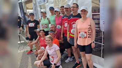Einige Teilnehmer des Regensburg-Halbmarathon, stehend von links.: Petra Bäumler, Heike Gmeiner, Martina Schott, Elke Piro-Biehler, James Walker, Roland Paulus, Alex Kett, Julia Cibis; vorne Norbert Zintl, Silvia Grillmeier, Hans-Jürgen Bäumler, Petra Pleier, Susann Schieder (Bild: Klaus Reichel)