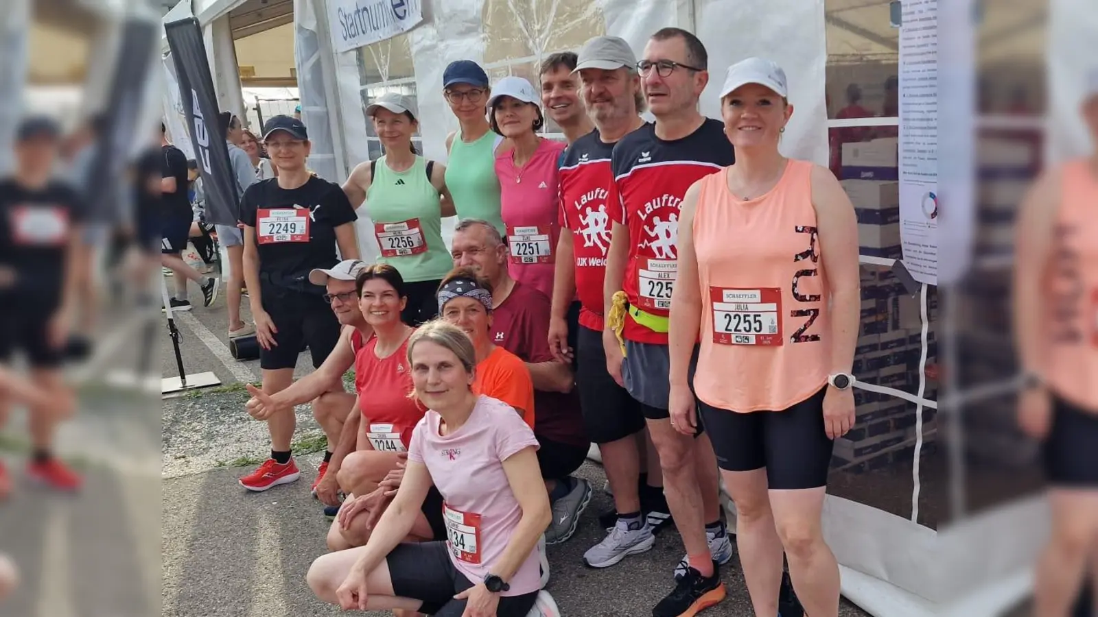 Einige Teilnehmer des Regensburg-Halbmarathon, stehend von links.: Petra Bäumler, Heike Gmeiner, Martina Schott, Elke Piro-Biehler, James Walker, Roland Paulus, Alex Kett, Julia Cibis; vorne Norbert Zintl, Silvia Grillmeier, Hans-Jürgen Bäumler, Petra Pleier, Susann Schieder (Bild: Klaus Reichel)