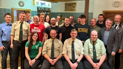 Stellvertretender Bezirkssportleiter Hans Kellner und Bürgermeister Reiner Gäbl (v.r.) gratulieren dem neu formierten Vorstandsteam und besonders (vorne v.r.) Schriftführer Christoph Kulzer, Schützenmeister Daniel Biermeier, stellvertretender Schützenmeister Markus Werner und Kassiererin Maria Wazl. (Bild: Carolin Karl)