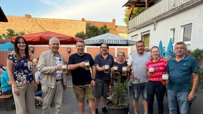 Wie jedes Jahr stießen die SPD-Verantwortlichen in Schnaittenbach mit einem frisch Gezapften auf ein gelungenes Sommerfest beim Saller an. (Bild: Theresa Hutzler)