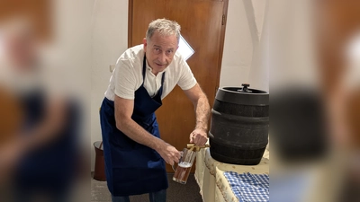 Alfons Müller beim Ausschank (Bild: Gregor Forster)
