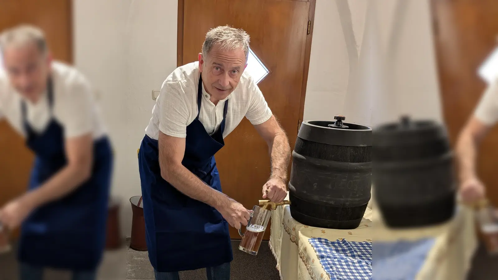 Alfons Müller beim Ausschank (Bild: Gregor Forster)