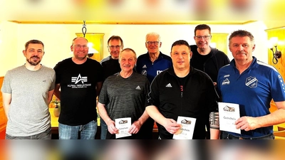Siegerehrung Fußballtennisturnier (von links): Organisatoren Peter Gleißner und Stefan Niebler,sowie die Mannschaftskapitäne der sechs beteiligten Teams. (Bild: Norbert Weis)