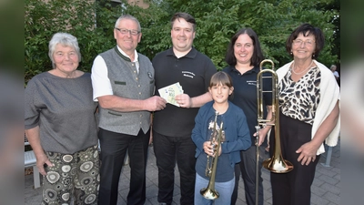 Bei der Spendenübergabe, im Rahmen des Sommerfests im Pausehof der Schule (von links) Gerda Ibler, Werner Englhard, Martin Schmidt, Anni Schmidt (jüngste Teilnehmerin des Konzerts); Lisa Herbst und Erna Englhard. (Bild: Norbert Weis)