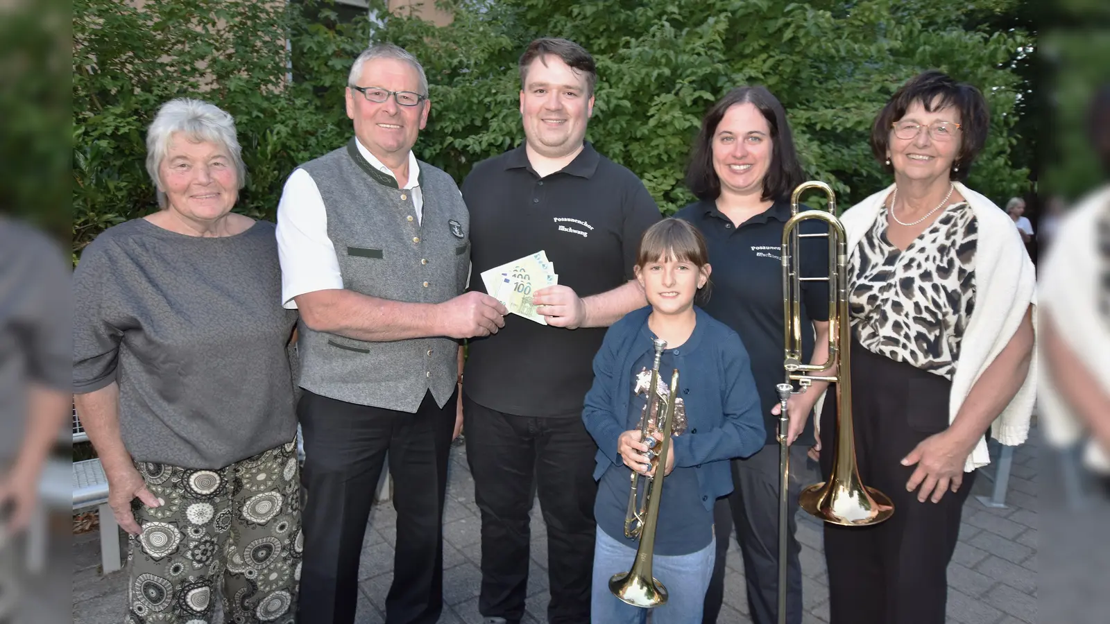 Bei der Spendenübergabe, im Rahmen des Sommerfests im Pausehof der Schule (von links) Gerda Ibler, Werner Englhard, Martin Schmidt, Anni Schmidt (jüngste Teilnehmerin des Konzerts); Lisa Herbst und Erna Englhard. (Bild: Norbert Weis)