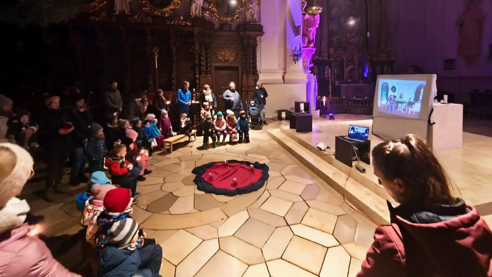 DIe Kinder verfolgten interessiert den Film über den Adventskranz. (Bild: Theresa Richtmann)