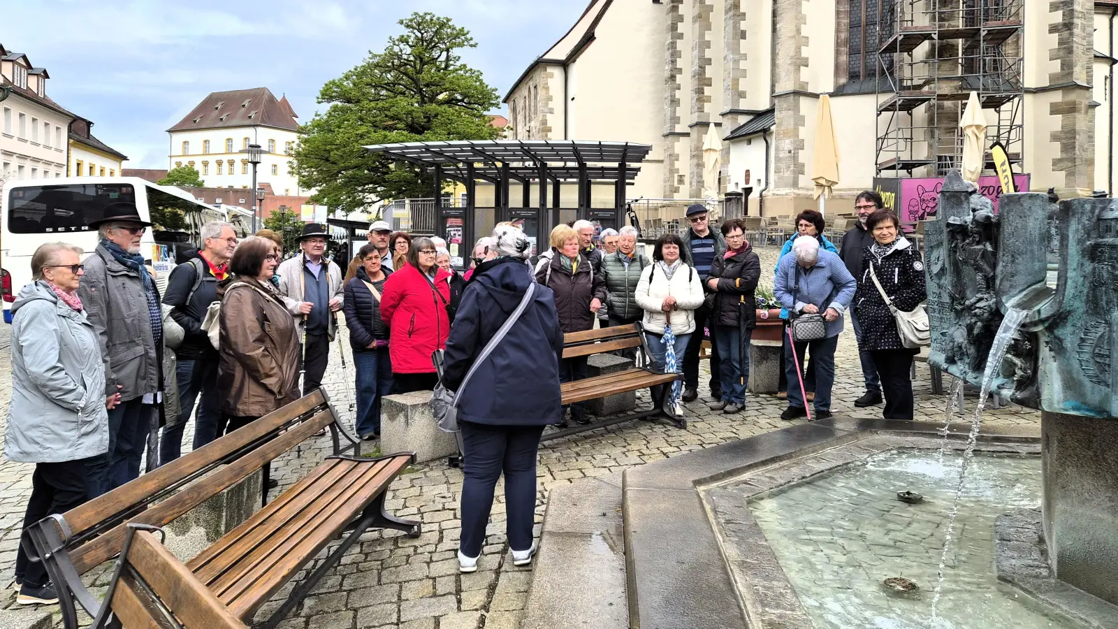 Die Reisegruppe der vierten Landkreis-Tour mit Landkreisführerin Conni Platz vor dem Geschichtsbrunnen am Rathaus in Sulzbach-Rosenberg. (Bild: Walter Heldrich)
