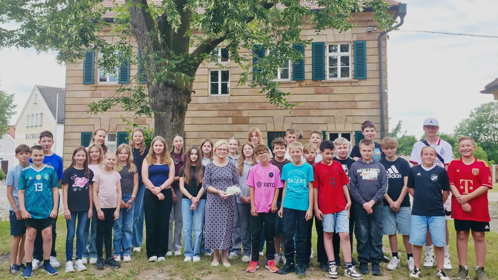 Firmlinge aus Kastl mit Frau Wagner von der Kinderkrebshilfe Oberpfalz Nord e.V. bei der Spendenübergabe (Bild: Simone Poisel)