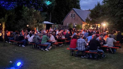 Der Pfarrgemeinderat hatte zum Weinabend in den Pfarrheimgarten eingeladen. Etwa 400 Besucher zählten die Verantwortlichen über den gesamten Abend verteilt.  (Bild: Thomas Schöcklmann)