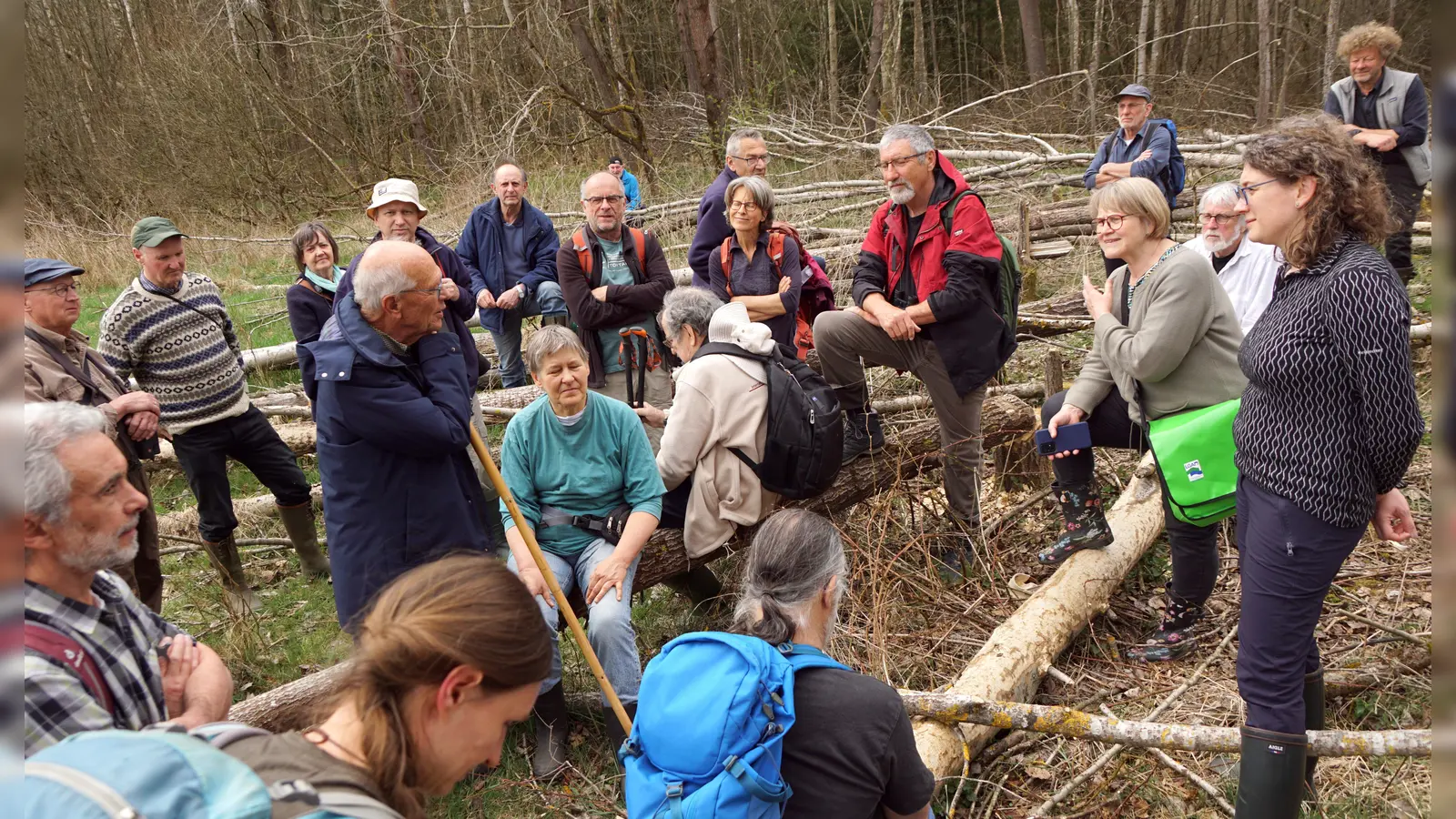 Der Biber hilft die beiden Moorgebiete wieder zu vernässen. Nicht ganz ohne Probleme für angrenzende Flächen. Bei der Rast am gefällten Pappelwald wurden die Verdienste von Peter Hausbeck, Norbert Dirscherl und Peter Zimmermann herausgehoben. Vorsitzende des VSL Cäcilia Kastl-Meier mit grüner Umhängetasche (Vierte von rechts), stehend mit roter Jacke Norbert Dirscherl, Peter Hausbeck mit blauer Jacke und Stock auf der linken Bildseite und neue Schatzmeisterin Elisabeth Frank stehend (Zweite von rechts).  (Bild: Bernhard Kreuzer )