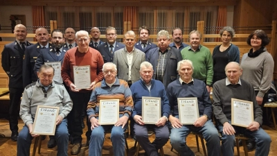 Neuwahlen und Ehrungen bei der Feuerwehr Neuhaus. Nach 21 Jahren als Vorsitzender wird Christian Windschiegl von Christian Bauer abgelöst. (Bild: Manuel Windschiegl)