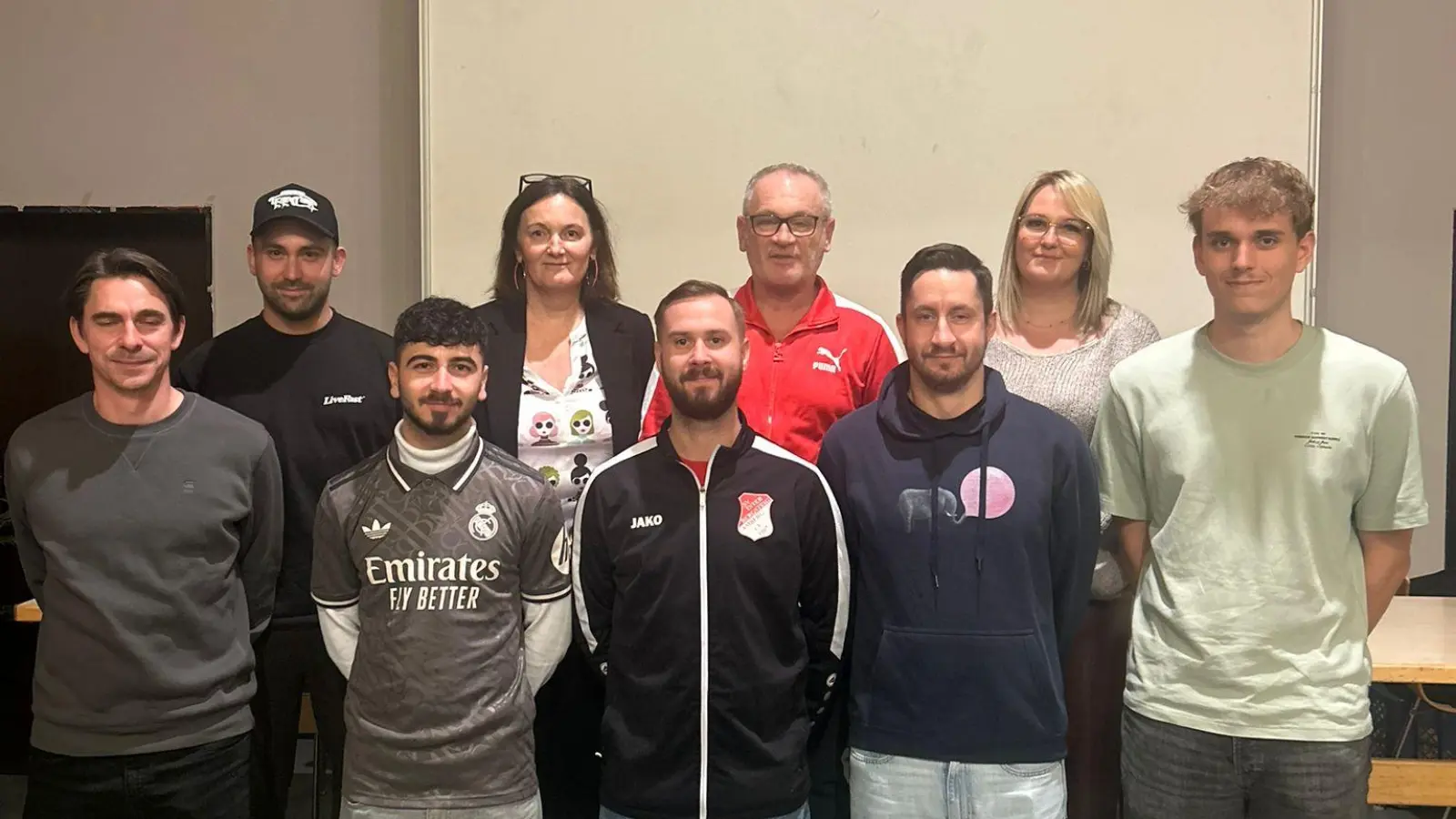 Bild der neuen Vorstandschaft. Hinten: Nikolai Dürbeck, Martina Tobollik, Andreas Wächter, Melanie Misral. Vorne: Tobias Grosser, Ayman Elias, Daniel Enns, Andreas Graf, Florian Grabinger. (Bild: Martina Tobollik)