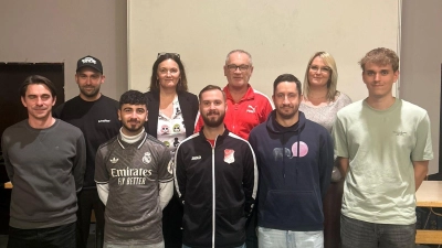 Bild der neuen Vorstandschaft. Hinten: Nikolai Dürbeck, Martina Tobollik, Andreas Wächter, Melanie Misral. Vorne: Tobias Grosser, Ayman Elias, Daniel Enns, Andreas Graf, Florian Grabinger. (Bild: Martina Tobollik)