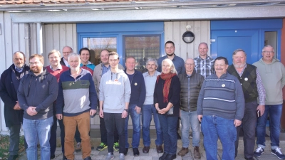 Die neue Vorstandschaft , Geehrte und Neuaufnahmen des Bienenzuchtvereins Waldthurn &amp; Umgebung 1922 mit Vorsitzenden Matthias Weiß-Zimmermann (Sechster von rechts). (Bild: Franz Völkl)
