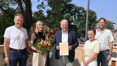 Landrat Richard Reisinger (Mitte) beglückwünschte zusammen mit Veterinärdirektor Dr. Arvid Stelter, Regierungsrätin Dr. Anna Scharl und Verwaltungsdirektor Dr. Norbert Vogl (von links) die Kollegin Dr. Claudia Wilczek (2. von links) zum hervorragenden Lehrgangsergebnis. (Foto: Martina Beierl)