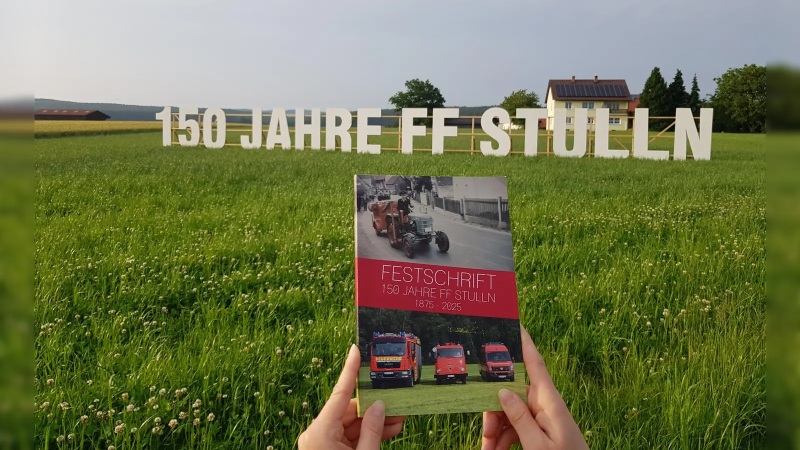 Die Festschrift zum 150-jährigen Jubiläum vor dem Werbe-Schriftzug. (Bild: Esther Schmid)