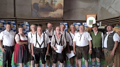 v.l. 1. Bgm Christian Hebert, stellv. Landrätin Irmgart Zintl, Alfred Wittmann, Gerhard Grillmeier, Karl Schöner, Reinhold Scharnagl, Gerhard Bötzl, Ludwig Zant, Josef Grillmeier, Bezirksböllerreferent Alexander Eichelberger, Böllerkommandant Stefan Zant. (Bild: Verena Zant)