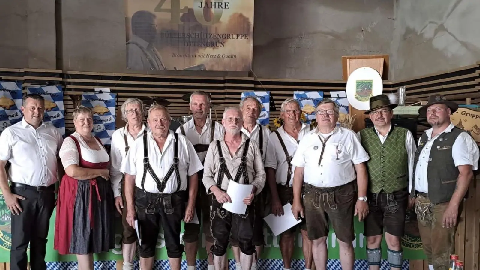 v.l. 1. Bgm Christian Hebert, stellv. Landrätin Irmgart Zintl, Alfred Wittmann, Gerhard Grillmeier, Karl Schöner, Reinhold Scharnagl, Gerhard Bötzl, Ludwig Zant, Josef Grillmeier, Bezirksböllerreferent Alexander Eichelberger, Böllerkommandant Stefan Zant. (Bild: Verena Zant)
