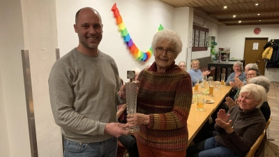 Renate Malzer überreichte einen Pokal von der Oberpfalzmeisterschaft 1974 im Volleyball an Jens Simon (Bild: Johann Adam)