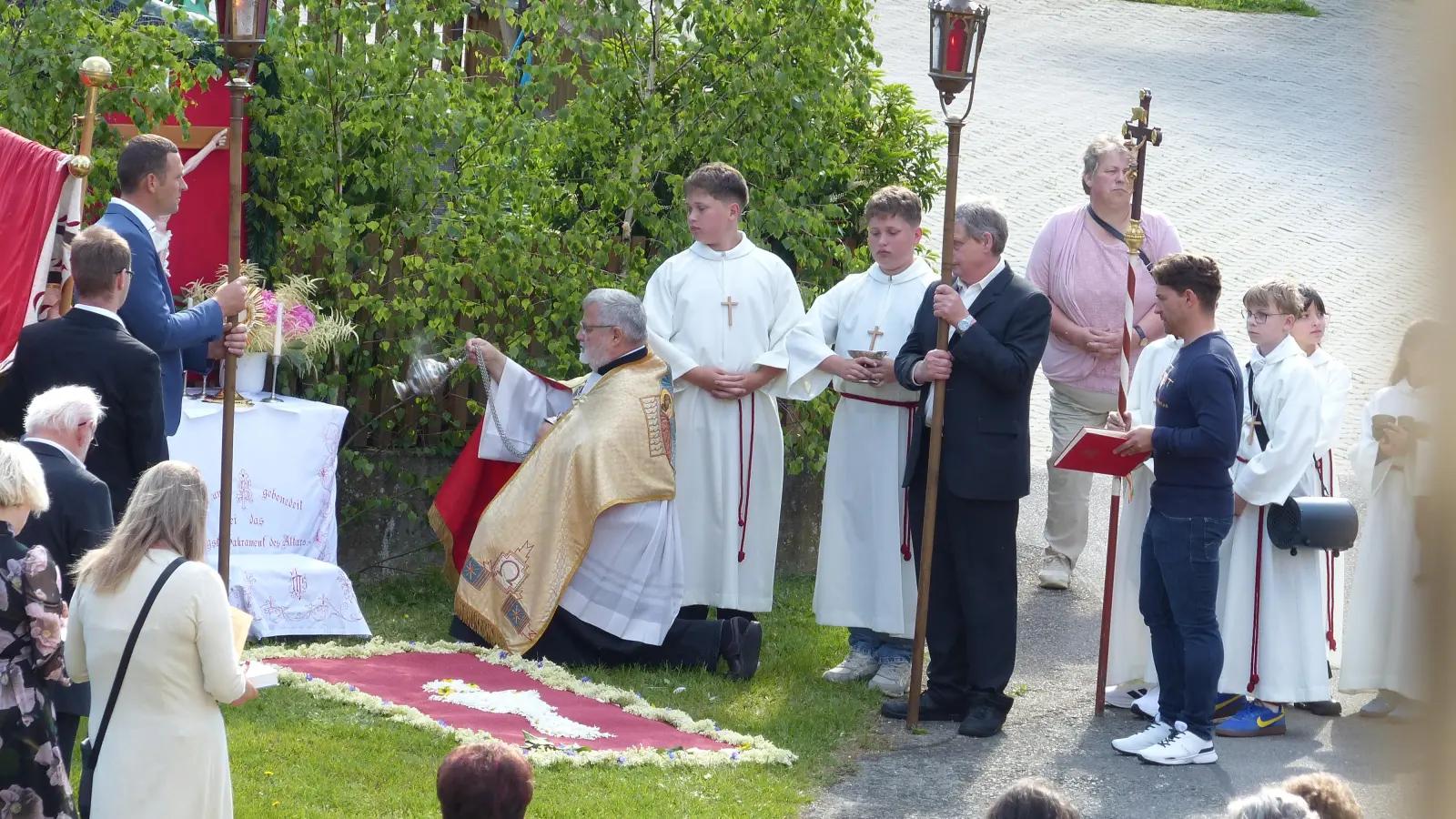  Diakon Ulrich Wabra am zweiten Altar in Döllnitz, hergerichtet von der Familie Simon und Michaela Simon hatte dazu den Teppich mit dem Hostienkelch kreiert.  (Bild: Sieglinde Schärtl )