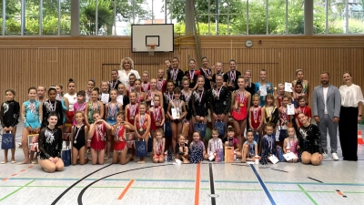 Am Ende durften sich alle über Medaillen und Urkunden freuen: Die erfolgreichen Turnerinnen der Rhythmischen Sportgymnastik des Inter Bergsteig mit Spartenleiterin Angelika Hummel-Frank (rechts) und Landtagsabgeordnetem Bern Heinisch (2.v.r.) sowie den Trainerinnen Olga Tesmann (hintere Reihe ganz links), Jenny Edel (vorne links) und Nicole Solovjanenko (vorne rechts). (Bild: Susanne Schwab)