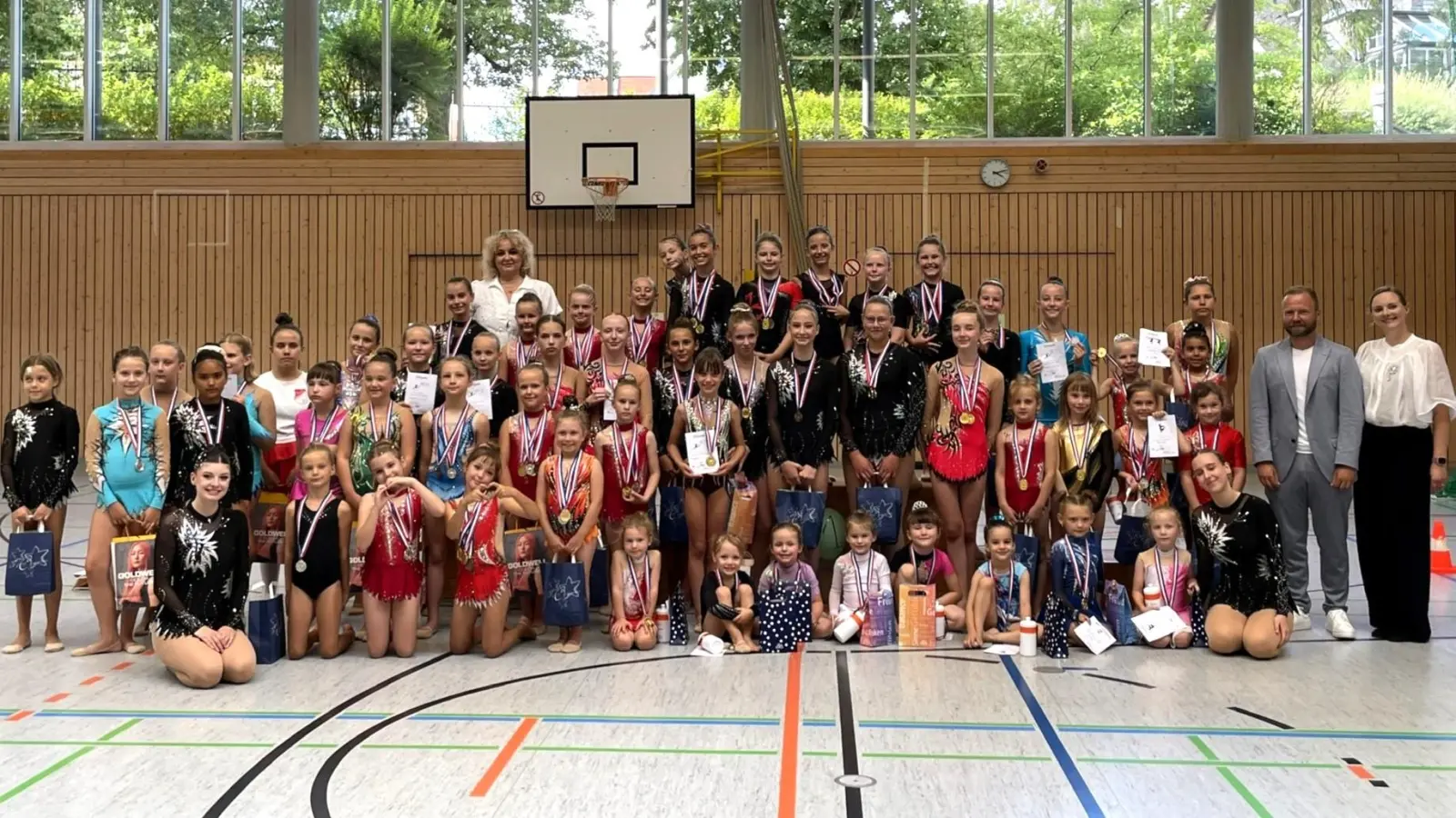 Am Ende durften sich alle über Medaillen und Urkunden freuen: Die erfolgreichen Turnerinnen der Rhythmischen Sportgymnastik des Inter Bergsteig mit Spartenleiterin Angelika Hummel-Frank (rechts) und Landtagsabgeordnetem Bern Heinisch (2.v.r.) sowie den Trainerinnen Olga Tesmann (hintere Reihe ganz links), Jenny Edel (vorne links) und Nicole Solovjanenko (vorne rechts). (Bild: Susanne Schwab)